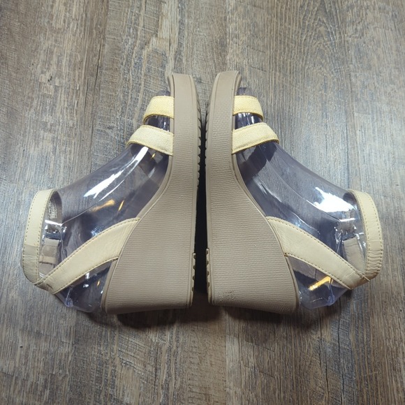 Crocs Sandals Women's Size 7 Beige Leigh II Wedge Strapy Shoes Comfort - Picture 9 of 13